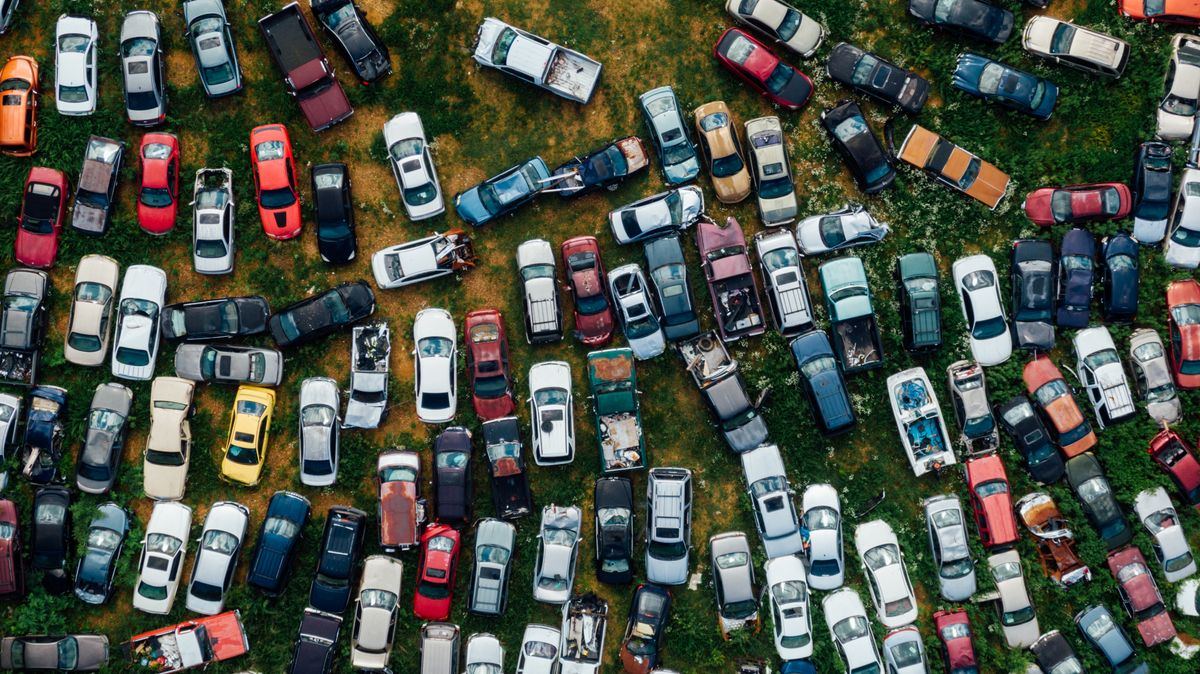 Vue aérienne de véhicules entreposés dans un parc automobile